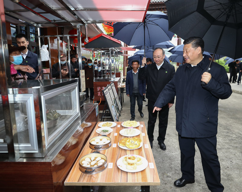 3月22日至25日，中共中央總書記、國家主席、中央軍委主席習近平在福建考察。這是23日下午，習近平在三明沙縣夏茂鎮俞邦村考察時，在小吃攤邊同鄉親們親切交談。新華社記者 鞠鵬 攝