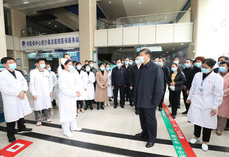 3月22日至25日，中共中央總書記、國家主席、中央軍委主席習近平在福建考察。這是23日上午，習近平在三明沙縣總醫院住院樓一層大廳，聽取醫改情況介紹。新華社記者 王曄 攝