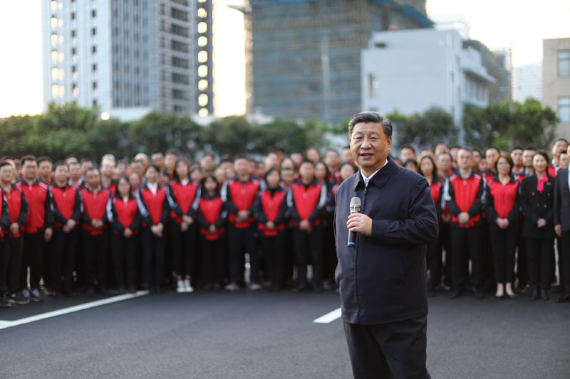 3月22日至25日，中共中央總書記、國家主席、中央軍委主席習近平在福建考察。這是24日下午，習近平在福州福建福光股份有限公司考察時，同企業員工親切交流。新華社記者 鞠鵬 攝