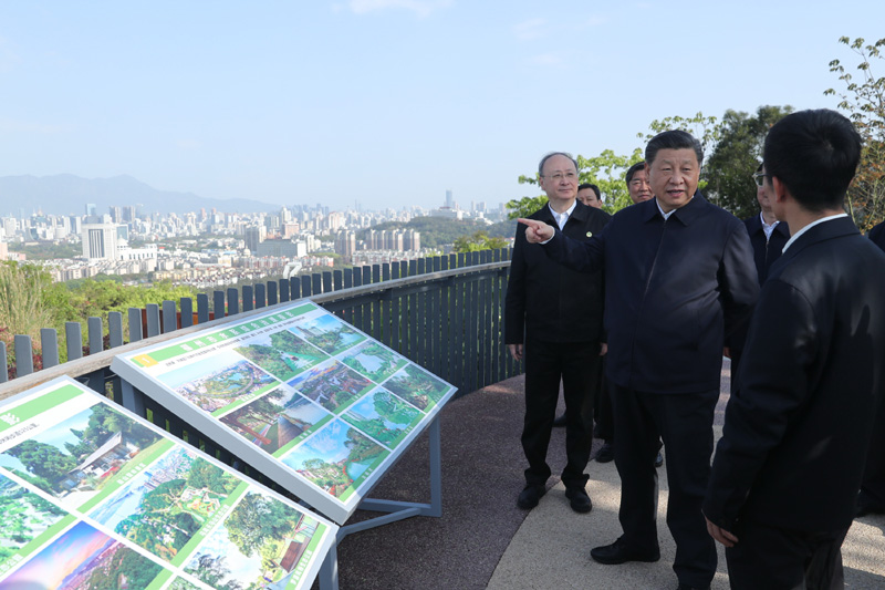 3月22日至25日，中共中央總書記、國家主席、中央軍委主席習近平在福建考察。這是24日下午，習近平在福州福山郊野公園觀景平臺，聽取城市生態公園規劃建設、城市水系綜合治理情況匯報。新華社記者 鞠鵬 攝