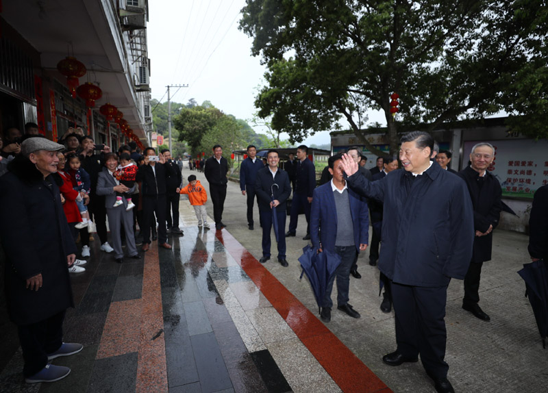 3月22日至25日，中共中央總書記、國家主席、中央軍委主席習近平在福建考察。這是23日下午，習近平在三明沙縣夏茂鎮俞邦村考察時，同村民親切交流。新華社記者 鞠鵬 攝