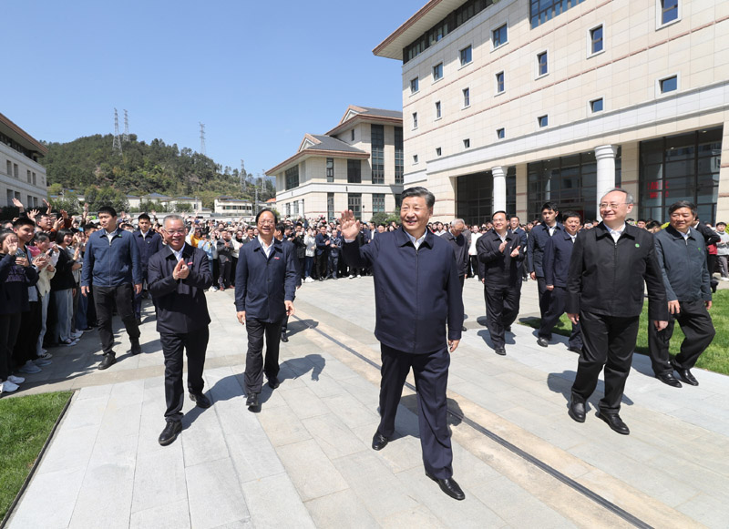 3月22日至25日，中共中央總書記、國家主席、中央軍委主席習近平在福建考察。這是25日上午，習近平在福州閩江學院考察時，向師生們揮手致意。新華社記者 王曄 攝