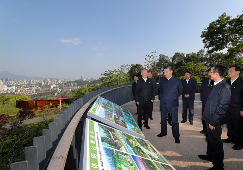 3月22日至25日，中共中央總書記、國家主席、中央軍委主席習近平在福建考察。這是24日下午，習近平在福州福山郊野公園觀景平臺，聽取城市生態公園規劃建設、城市水系綜合治理情況匯報。新華社記者 王曄 攝