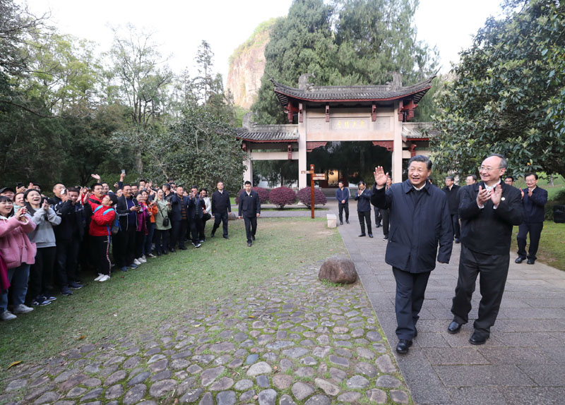 3月22日至25日，中共中央總書記、國家主席、中央軍委主席習近平在福建考察。這是22日下午，習近平在南平武夷山朱熹園考察時，向游客招手致意。新華社記者 王曄 攝