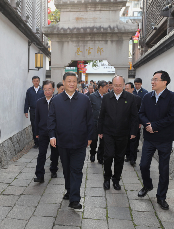 3月22日至25日，中共中央總書記、國家主席、中央軍委主席習近平在福建考察。這是24日下午，習近平在福州三坊七巷歷史文化街區步行察看郎官巷。新華社記者 王曄 攝