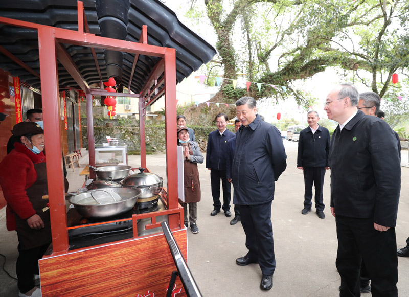 3月22日至25日，中共中央總書記、國家主席、中央軍委主席習近平在福建考察。這是23日下午，習近平在三明沙縣夏茂鎮俞邦村考察時，在小吃攤邊同鄉親們親切交談。新華社記者 王曄 攝