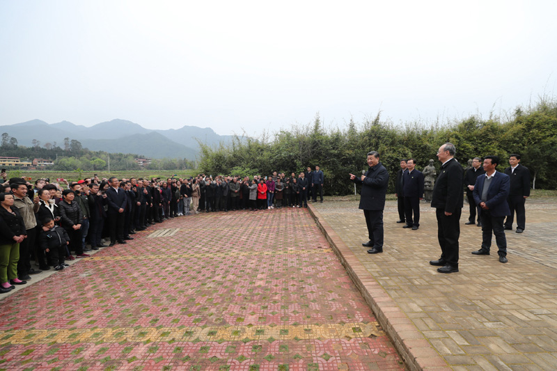 3月22日至25日，中共中央總書記、國家主席、中央軍委主席習近平在福建考察。這是23日下午，習近平在三明沙縣夏茂鎮俞邦村考察時，同鄉親們親切交流。新華社記者 王曄 攝